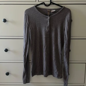 Fin långärmad topp - Säljer en fin grå långärmad tröja från H&M. Fintskick - använd fåtal gånger.  Storlek M  nypris - vet inte  säljer för - 80kr