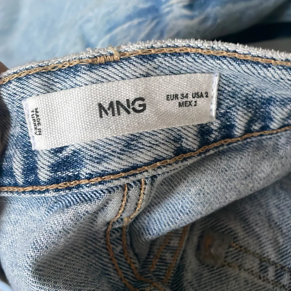 Säljer ett par ljusblå jeans från MNG i storlek EUR 34. De har en  straight passform och  är i bra skick. De är midwaist och i nyskick. Jeans & Byxor.