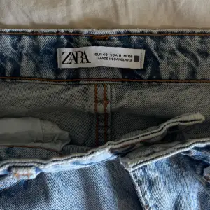 Hej säljer fina blåa zara jeans, lite utsvänga i benen. Långa i benen. Använda fåtal gånger och är i väldigt fintskick, nyskick.  Storlek 40  Nypris 500kr  Säljer för - 350kr 