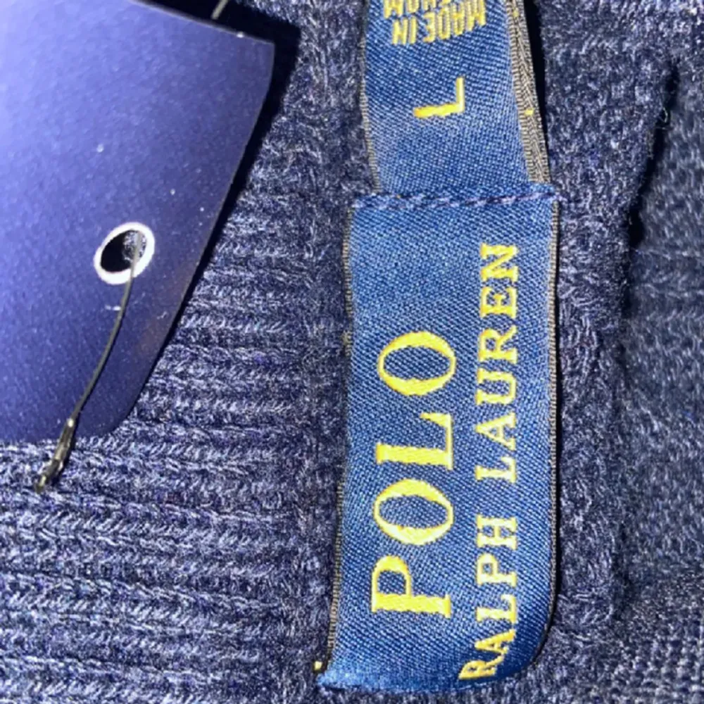 Hej jag säljer min Ralph lurent half zip i mörk blå den är l och passar som m kan tänka mig att gå ner i pris . Tröjor & Koftor.