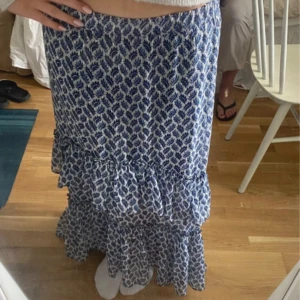 H&M Långkjol  - Långkjol från HM som inte längre säljs. Snyggt mönster med fina volanger!! Nypris 300kr 🤍