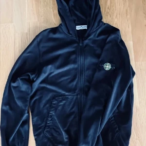 Stone island zip - Säljer nu min zip. Märket är Stone island. Jag har kvitto. Tröjan passar någon som är mellan 160-170 cm. Den är lite solblekt men inte farligt. 