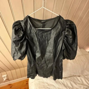 Svart skinn topp - Snygg svart skinn topp från Ginatricot i strl S⚡️