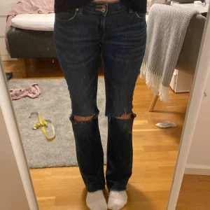 Boot cut jeans  - Snygga Lee Boot cut jeans, har aldrig använd dom men köpte dom på second hand💕 Midjemått 80’ Innerbenslängd 77. Hör av vid intresse💖☺️ 