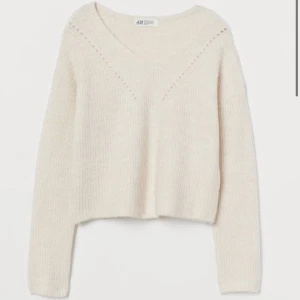 Beige stickad tröja från H&M - Säljer en supermysig beige stickad tröja från H&M. Den har en v-ringad hals och långa ärmar, både bekväm och stilren. Perfekt för höst och vinter! Skicket är som nytt!💞 