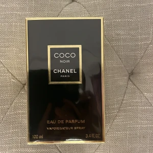 Helt ny oöppnad Coco noir Chanel parfym - Helt ny, oöppnad. Fortfarande plast runtom. 100 ml, eau de parfum.      Äkta Coco Noir Chanel.