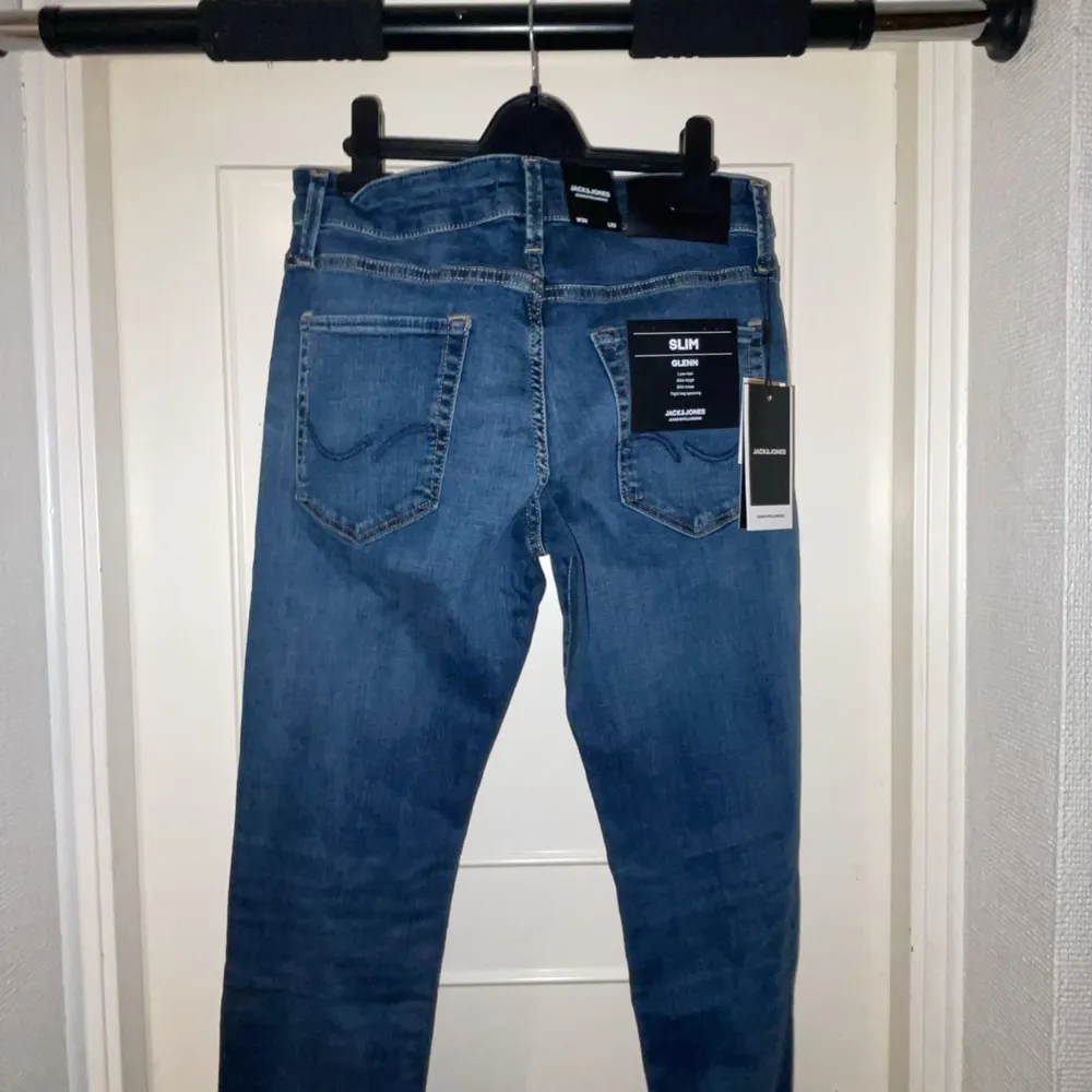 Ett par fina Jack and Jones byxor, helt nya alla taggar sitter på 30 32 slim fit. Jeans & Byxor.