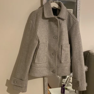 Höst kappa - Fint skick använt den en gång, köpte en i en annan färg de är varför jag säljer den. Liten smuts fläck där som går bort