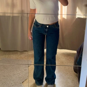 bikbok jeans  - säljer ett par super sköna mörkblå midwaist jeans från bikbok som inte kommer till användning. bra skick, nypris 699😇