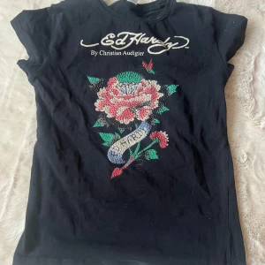 Ed Hardy T-shirt  - Jätte snygg ed hardy tröja storleken är XL men sitter som en xs/s