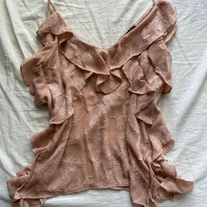 Zara volang blus  - Gullig rosa volang blus från zara. Köpt i våras och endast använd 1 gång. Små vita blommor som detaljer och fin gammal rosa färg. 