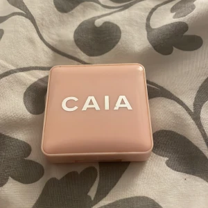 Caia blush - Säljer mitt rouge från caia då jag har massa andra som jag använder istället. Den är lite använd men inte alls mycket. Själva rouget har lossnat från förpackningen tyvärr, vilket är väldigt vanligt för detta rouge. Men inget som stör.