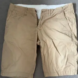 Beigea shorts från peak performance i storlek 34. Bra skick, använts ett fåtal gånger.