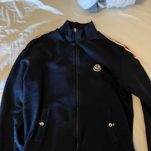 Moncler zipp hoodie - Moncler zipp hoodie använd ett fåtal gånger men är som ny. 