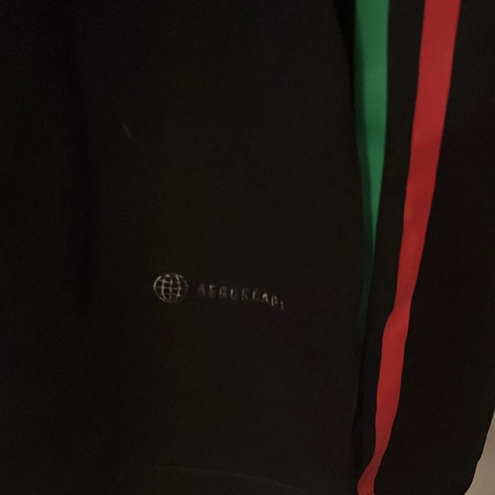 Säljer Dena fetta Manchester United tracksuiten(F4KE) är i 9/10 skick enda är att litet tryck längst nere till höger på tröjan (bild 4) håller på att gå bort. Storlek:L men passar mer som M Pris kan diskuteras!. Sportswear.