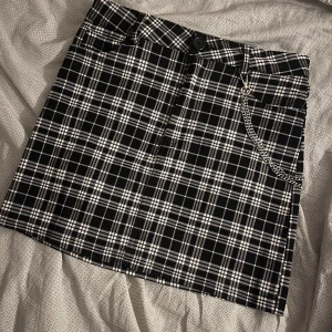 rutig tjol - en svart-vit tyg tjol med metal kedja, inte för kort eller för lång. frakt betalas separat 