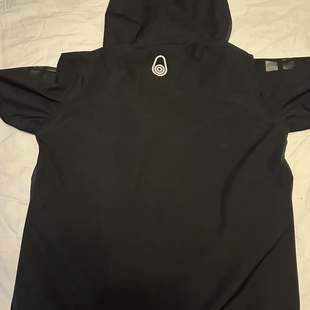 Denna modell är sail racing gore tex link hood jacket. Köpt för 3000 och enda detekten är den man hänger jackan med annars är det fin jacka. Det är m men passar mer som small. Skriv om ni har några funderingar! Pris ej hugget i sten under snabb affär. Jackor.