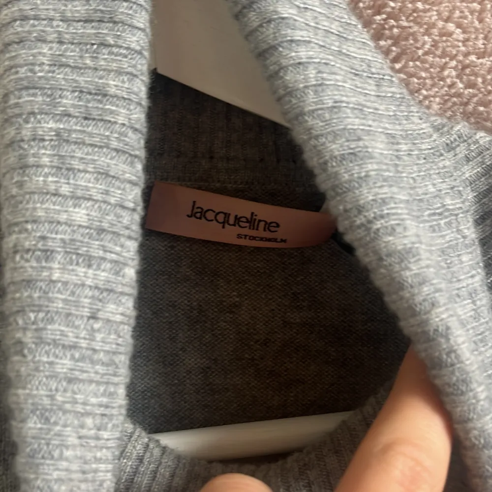 Super fin grå cashmere tröja.. Stickat.