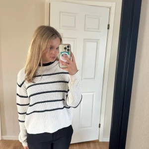 Stickad randig tröja  - Tröjan är ifrån Vila och är i storlek S. Tröjan är inte mycket använd då den är i ett väldigt bra skick. 