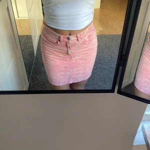 Jeanskjol - Säljer denna gulliga ljusrosa jeanskjolen från H&M som slutar lite ovanför knäna, helt oanvänd, i storlek 36:)