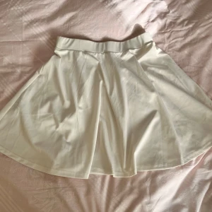  Tenniskjol -  En söt tenniskjol jag fick av min kompis. Säljer då den är för den för mig. 