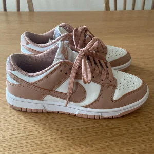 Nike dunks - Jag säljer dessa fina ”Rose whisper” Dunks då de är för stora för mig. De är i väldigt bra skick!