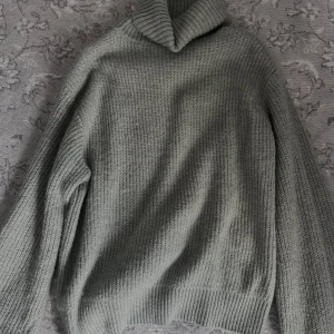 Turtleneck tröja från H&m! - En turtleneck tröja från H&m. Är i bra skick och storlek XS, den ser ut att vara grå på bilden, men den är ljusgrön. Skriv om du är intresserad att köpa den och vill ha fler bilder!