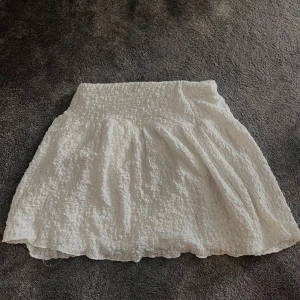 Kort kjol från Gina! 💘 - En vit kjol från Gina! Säljer för 80kr, knappt använd och är i bra skick. Skicka om du är intresserad att köpa den och vill ha fler bilder!