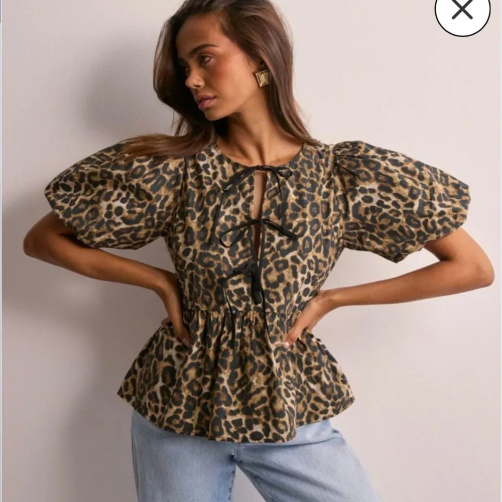 Blus med leopard mönster från Nelly. Helt oanvänd, inte ens öppnad från plasten. Beställde 2 storlekar och glömde returnera denna, därav säljer jag den. . Blusar.