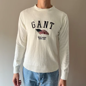Stickad tröja från GANT - En vit stickad tröja från GANT. Använd men i väldigt fint skick. 