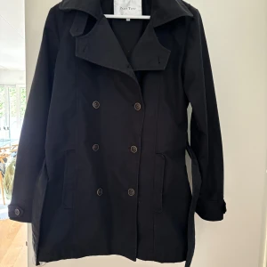 Höstkappa från Part two - Kappa i trench coat stil.  Lite oversized i modellen. Fint skick.