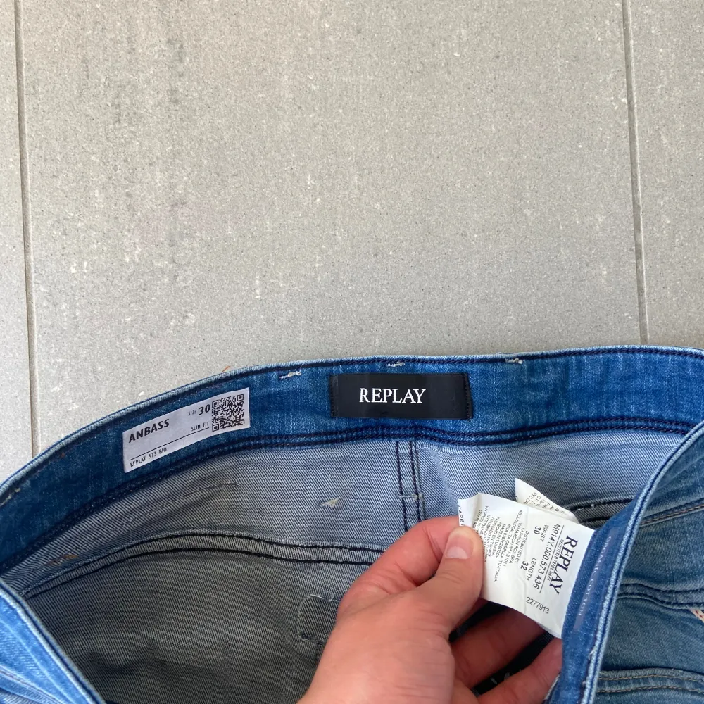 Säljer nu dessa blå replay jeans i snygg tvätt i design, skriv för fler bilder/frågor🙌🏼. Jackor.