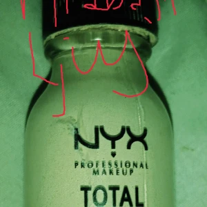 Nyx/vit foundation mix SÖKES - Hej jag har svårt att hitta tillräckligt ljusa foundations. Jag söker denna foundation som är på bilden i ngn av dess allra ljusaste färger,( även likn är av intresse)och jag söker efter vit foundation färg som man kan blanda i mörka foundations.