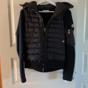 Moncler cardigan - Intressekoll 8/10 skick Köpt på plick Har ej kvitto Byter mot moncler grimpeurs andra byten är också intressant