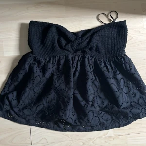 Svart topp - Säljer min helt nya svarta topp utan axlar. Är ifrån SHEIN och säljer då jag köpte i fel storlek. 