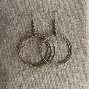 Jättefina silverörhängen⭐️ - Superfina örhängen i äkta silver med dubblerade ringar⭐️ skriv till mig vid eventuella frågor! 