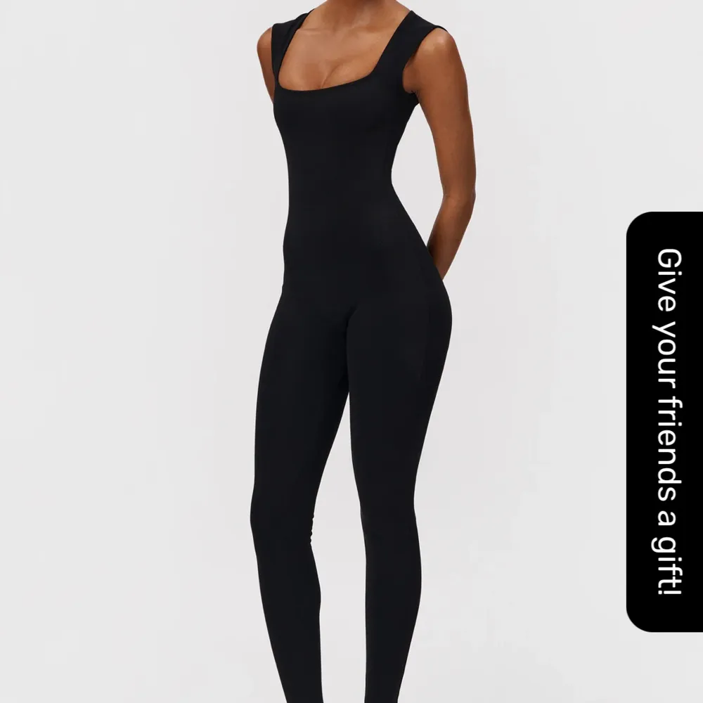 Säljer denna as snygga jumpsuit ifrån Bodssy i storlek M. Helt oanvänd med prislappen kvar! Köpt för 1499 kr💝. Övrigt.