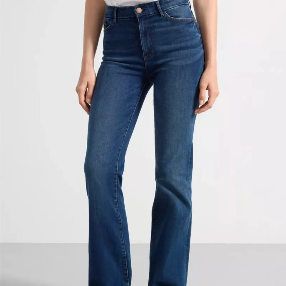 Jättefina jeans från lindex med en fin blå färg. Jeansen passar till det mesta dem är bootcut/flared. Men inte använt så mycket pga att det är fel storlek. Jeans & Byxor.