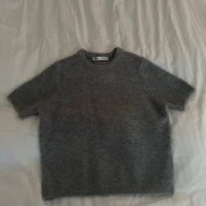 Zara stickad t-shirt - Svinsnygg zara tröja! Säljs på grund av flytt💞 Storlek M men passar M-S Priset kan diskuteras! Nyskick!