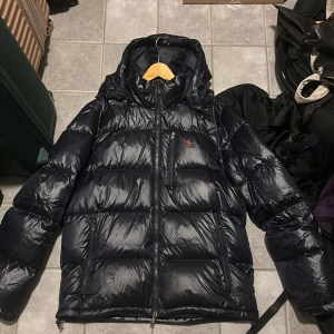 Ralph Lauren Jacka - säljer nu min felfria vinterjacka då jag köpt en ny. använd 1 vinter. storlek xl  köpt från careofcarl för 6000kr mitt pris 3000kr pris går diskutera vid snabbaffär  