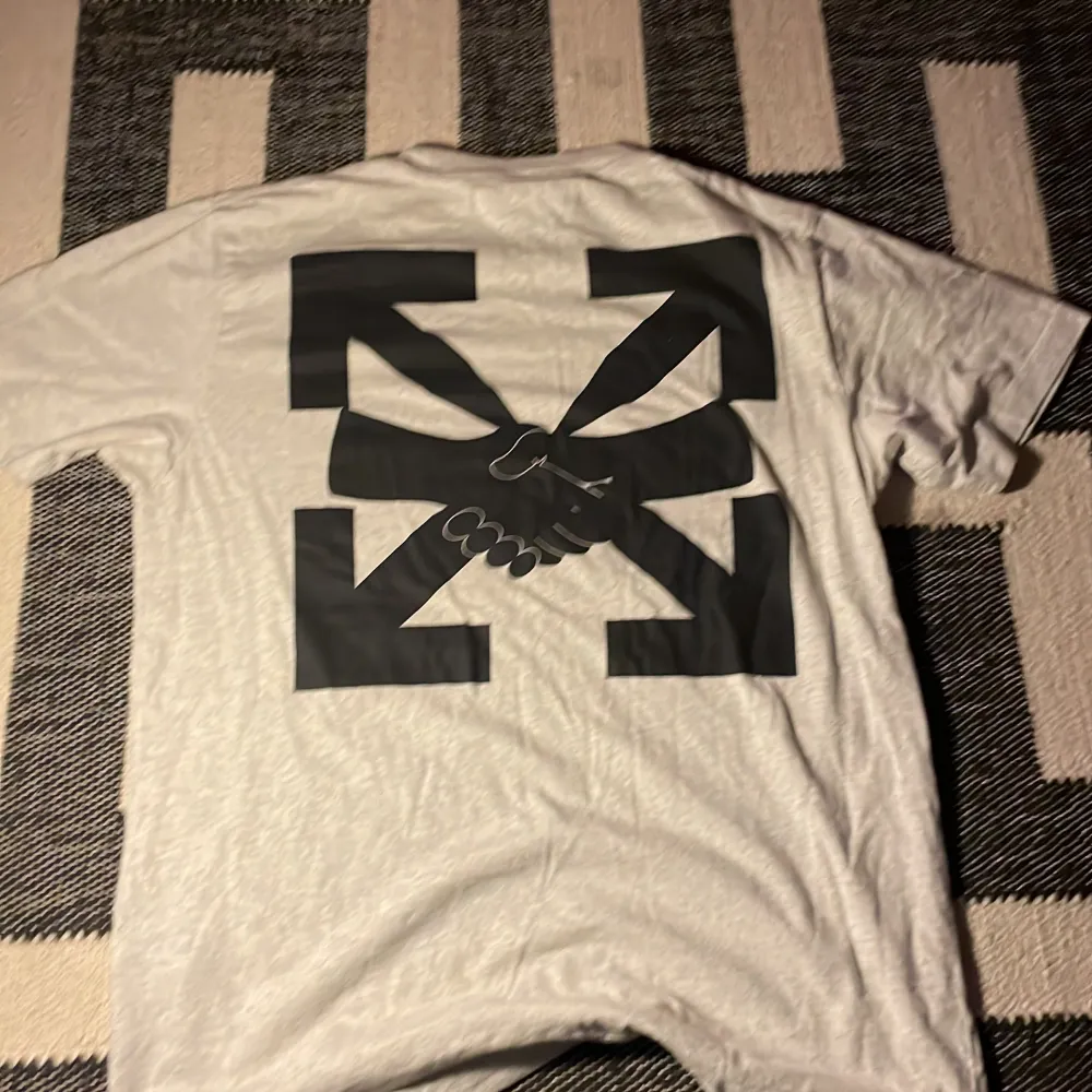 Säljer en snygg grå t-shirt från Off-White med deras ikoniska pilar och handtryck på baksidan. ”Off-white gradient arrows T-Shirt”.     Vill helst bli av me den så priset är flexibelt. Den är i gott skick. Fråga mer eller be om bilder. T-shirts.