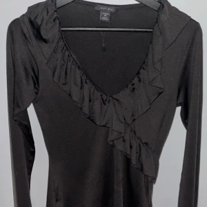 Tröja - Super fin tröja med volanger från Newyorker ( Amisu ). Storlek M, bra skick och köpt för 95kr