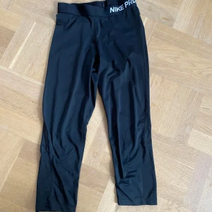 Nike Pro leggings  - Nike Pro leggings i storlek S. Når till knäna ungefär. Fint skick💕