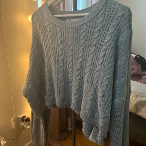 Stickad tröja!  - Jättefin blå stickad tröja. Bra skick inga skador! 
