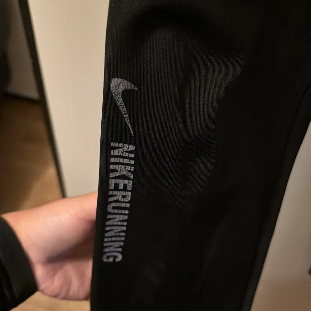 Svarta sport leggings från Nike med nät på sidorna🖤😍. Jeans & Byxor.