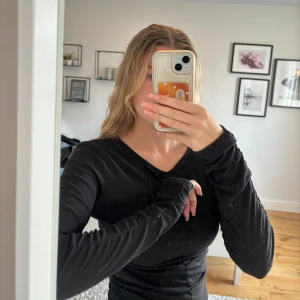 Svart topp - Långärmad svart topp från Gina Tricot. Scrunch i ärmarna. Aldrig använd så jättebra skick.  Storlek S.  Säljer för 100 kr