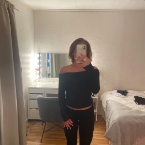 Långärmad off shoulder  - Långärmad off shoulder från Gina Tricot Använd fåtal gånger Storlek xs 