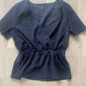 Snygg blus - Snygg blus som går att ha till vardags och till fest storlek s och färgen är svart💕De är bara att trycka på köp nu💕