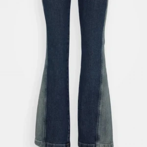 Skitsnygga jeans från Weekday! - Säljer dessa skitsnygga blå jeansen från Weekday. Köpta här på plick men är tyvär lite stora för mig. Skriv till mig för ytterligare info, eller om ni skulle vilja byta mot en mindre storlek!!