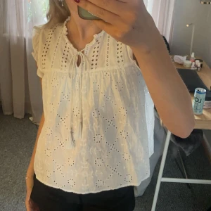 Blus - Så söt blus från only. Köpt för 500 kr, använd 3 ggr. Skriv för fler bilder!💗
